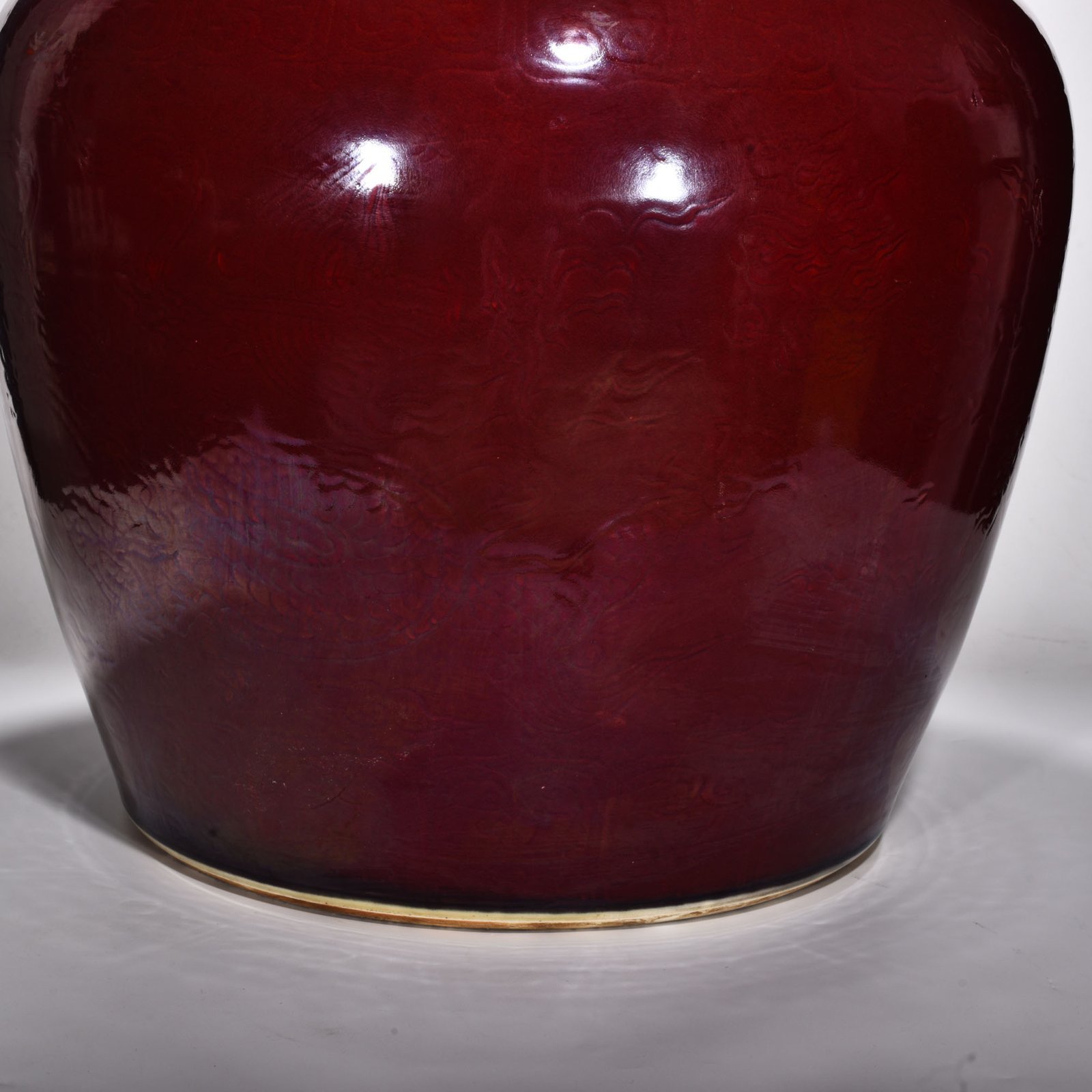 Ming Dynasty Xuande ruby ​​red glaze engraved cloud and dragon pattern scroll vat