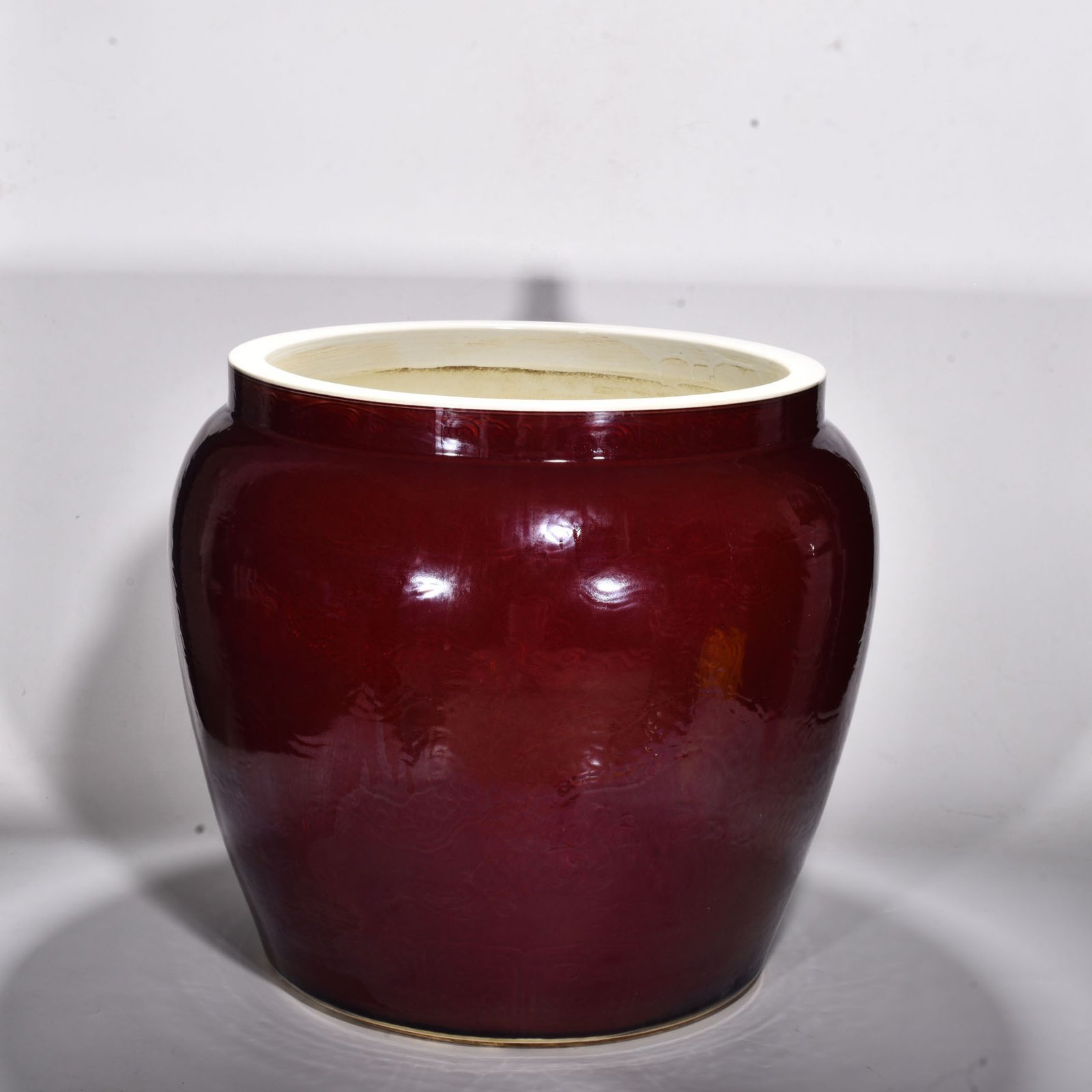 Ming Dynasty Xuande ruby ​​red glaze engraved cloud and dragon pattern scroll vat
