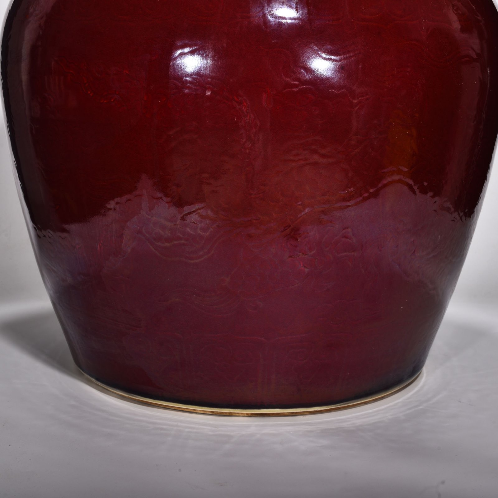 Ming Dynasty Xuande ruby ​​red glaze engraved cloud and dragon pattern scroll vat