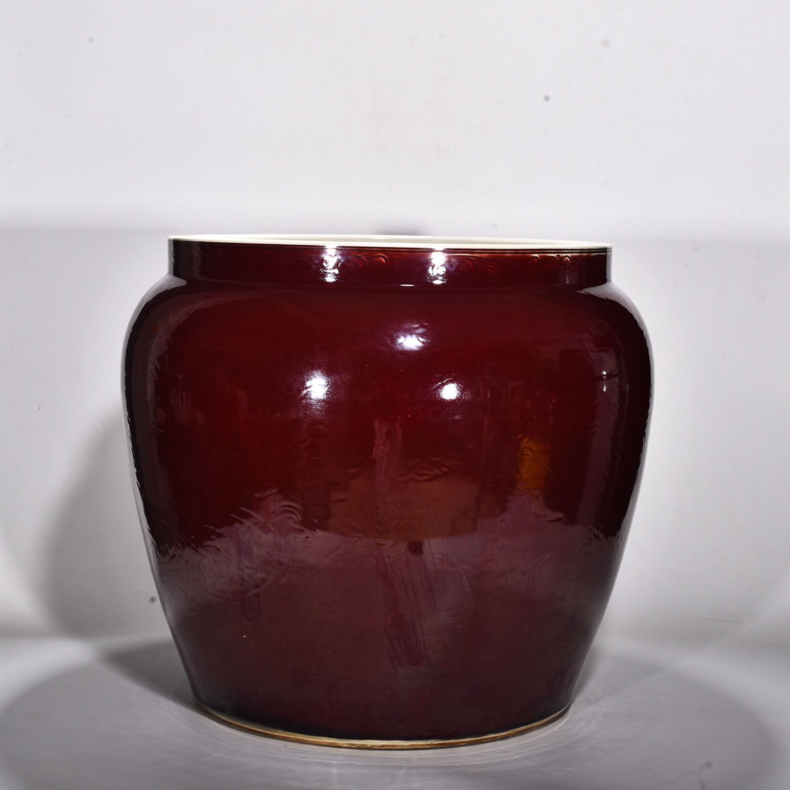 Ming Dynasty Xuande ruby ​​red glaze engraved cloud and dragon pattern scroll vat