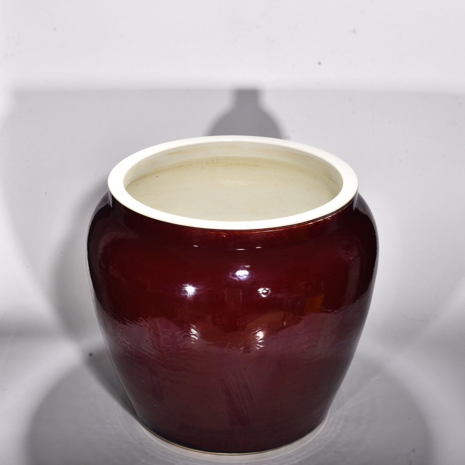Ming Dynasty Xuande ruby ​​red glaze engraved cloud and dragon pattern scroll vat