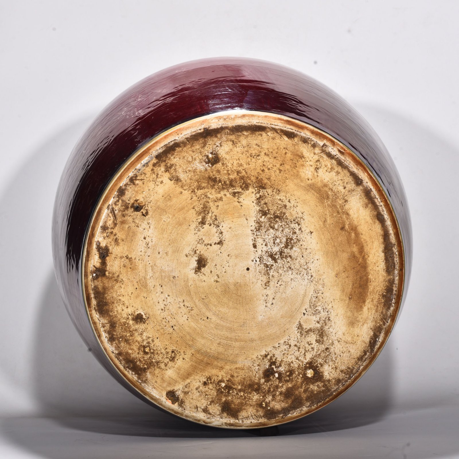 Ming Dynasty Xuande ruby ​​red glaze engraved cloud and dragon pattern scroll vat