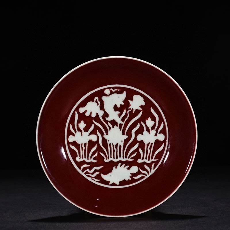 Ming Dynasty Xuande ruby ​​red glaze engraved fish and algae pattern plate
