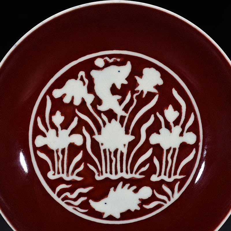 Ming Dynasty Xuande ruby ​​red glaze engraved fish and algae pattern plate