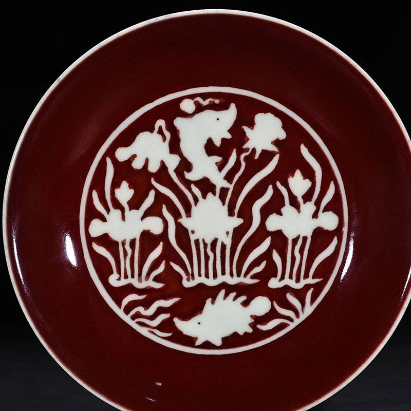 Ming Dynasty Xuande ruby ​​red glaze engraved fish and algae pattern plate