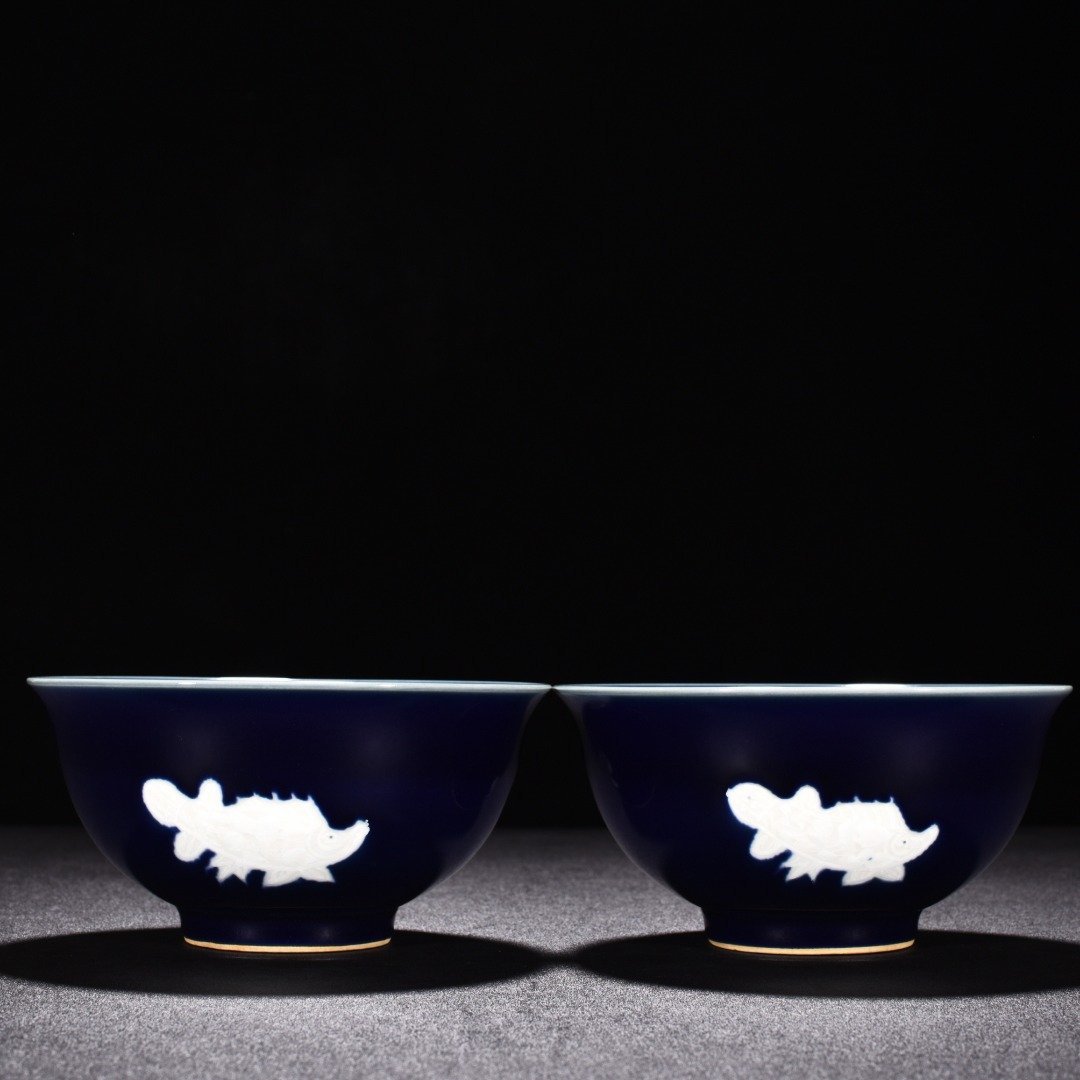 Ming Dynasty Xuande sapphire blue glaze pile-engraved three-fish bowl