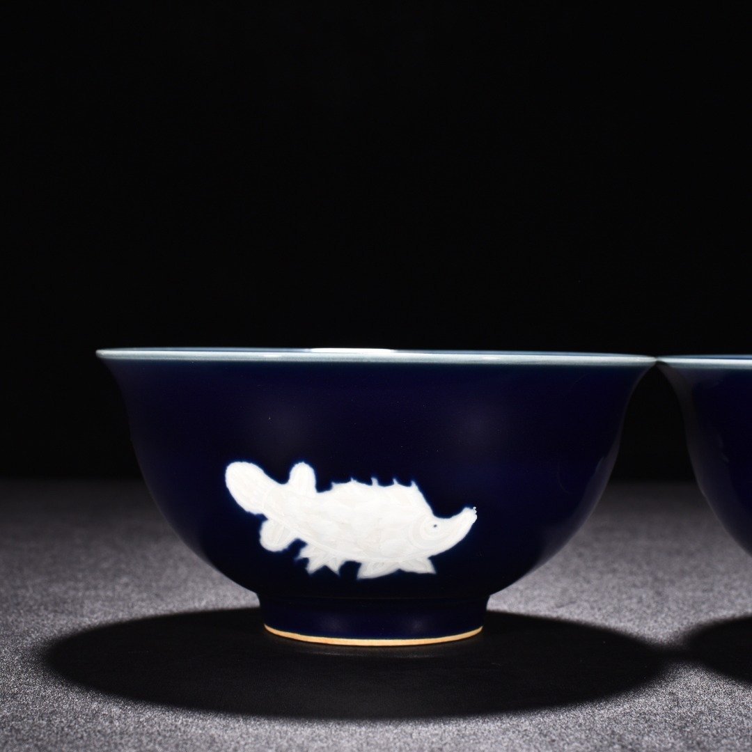 Ming Dynasty Xuande sapphire blue glaze pile-engraved three-fish bowl
