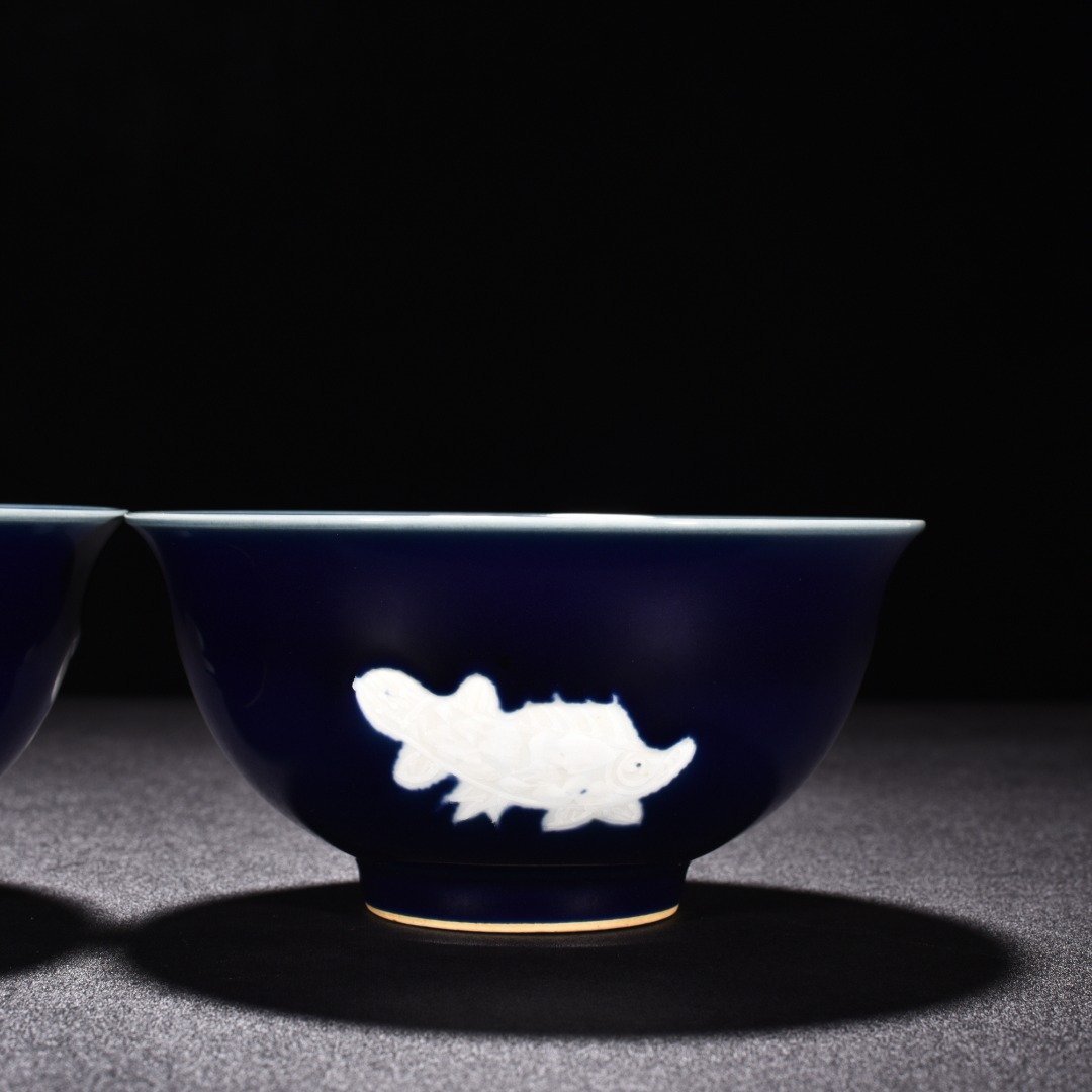 Ming Dynasty Xuande sapphire blue glaze pile-engraved three-fish bowl