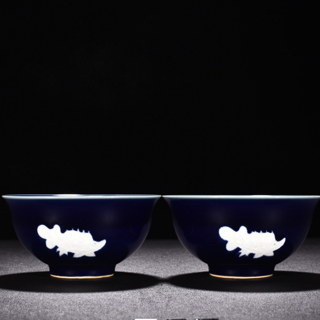 Ming Dynasty Xuande sapphire blue glaze pile-engraved three-fish bowl