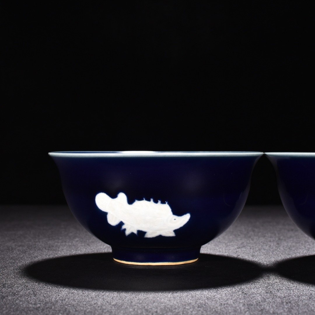 Ming Dynasty Xuande sapphire blue glaze pile-engraved three-fish bowl
