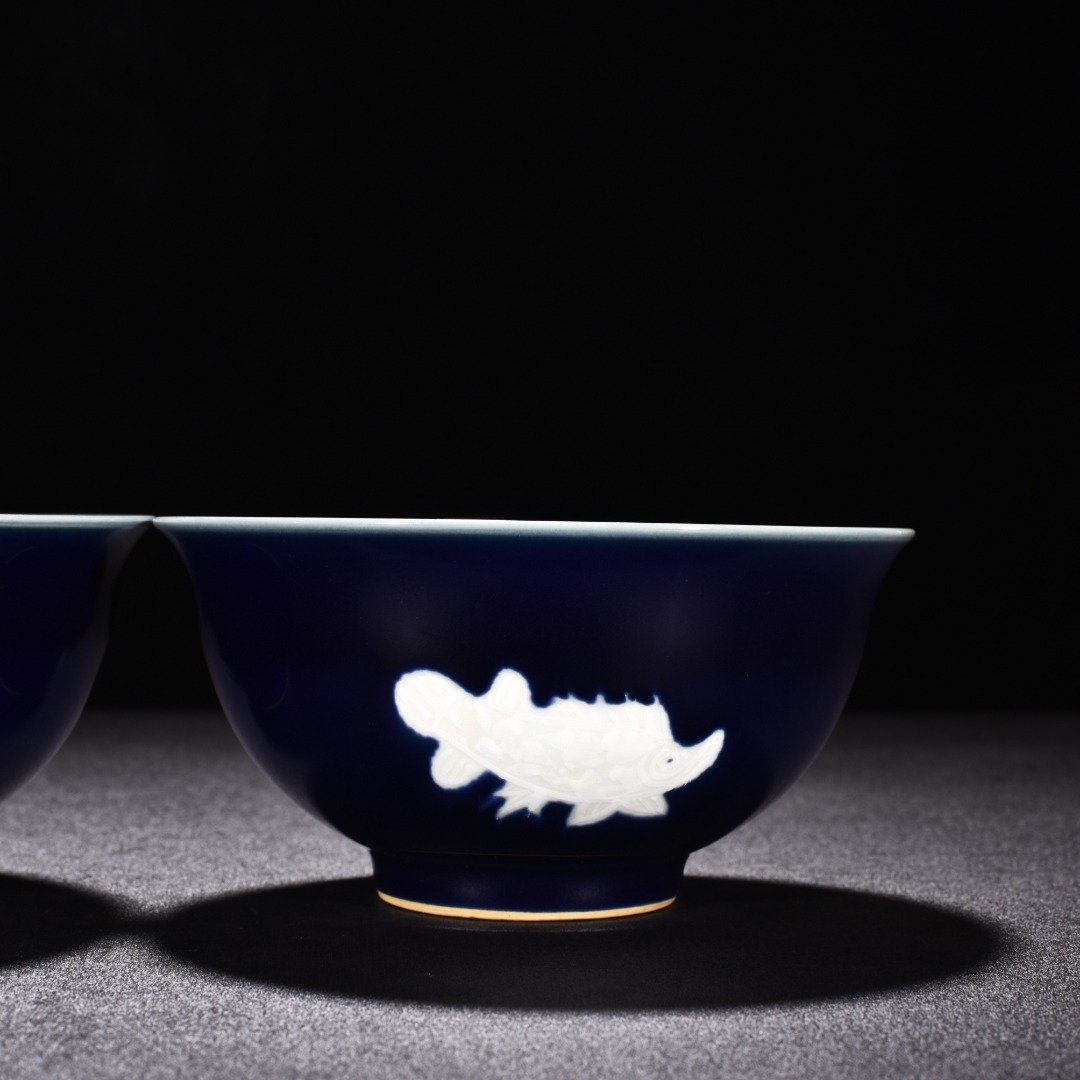 Ming Dynasty Xuande sapphire blue glaze pile-engraved three-fish bowl