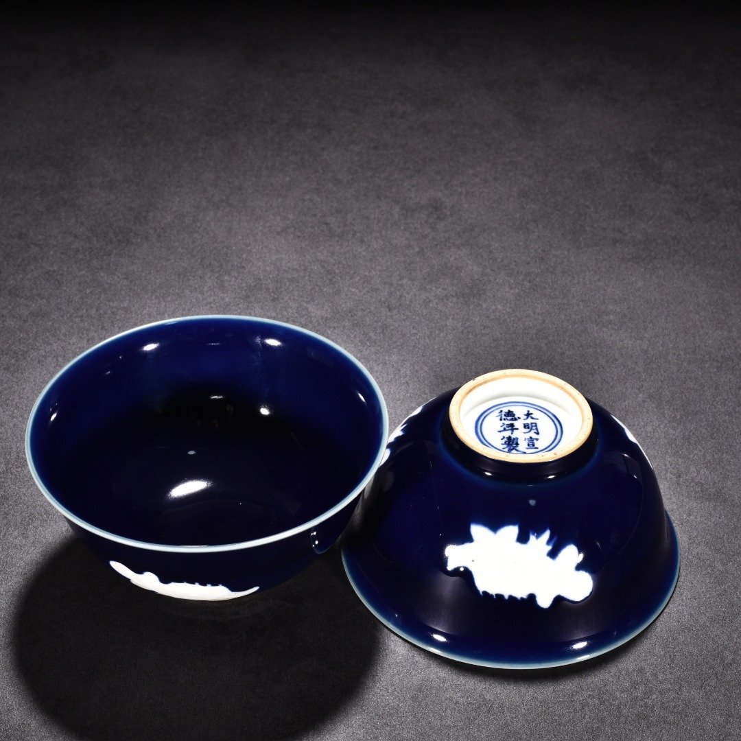 Ming Dynasty Xuande sapphire blue glaze pile-engraved three-fish bowl