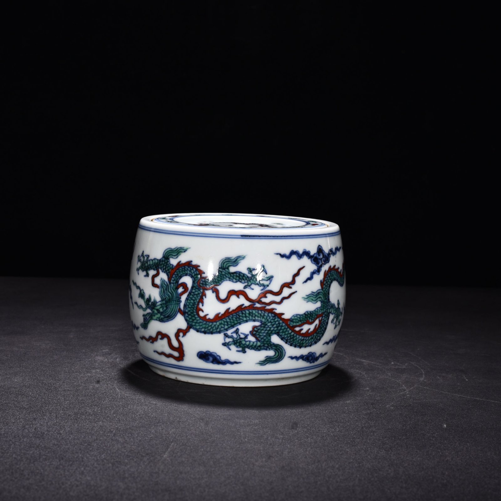 Ming Dynasty Xuande doucai cloud and dragon pattern cricket jar