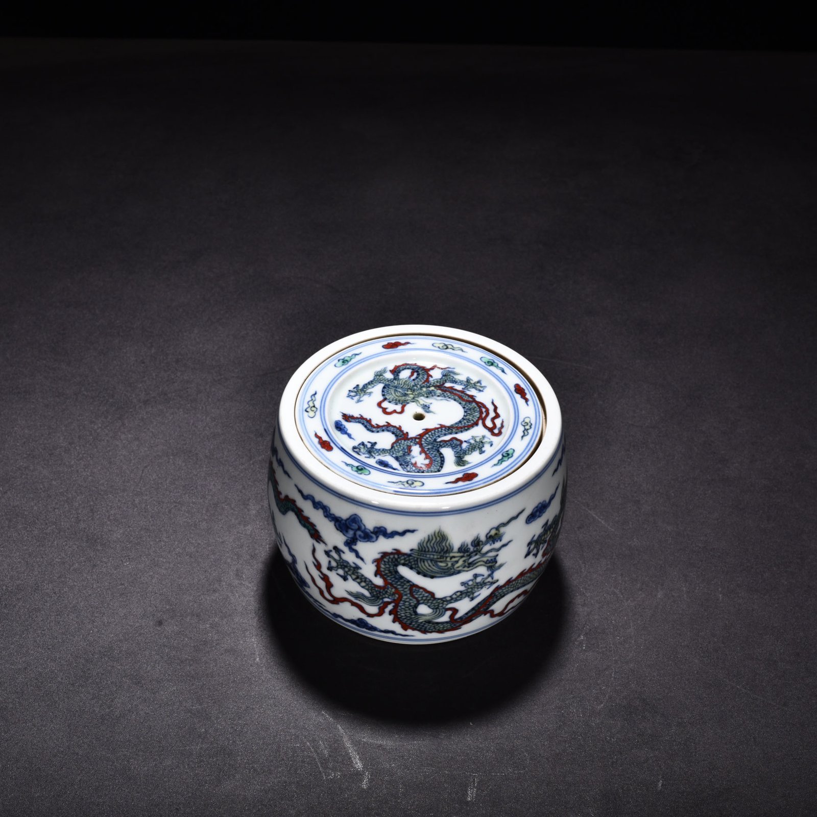 Ming Dynasty Xuande doucai cloud and dragon pattern cricket jar