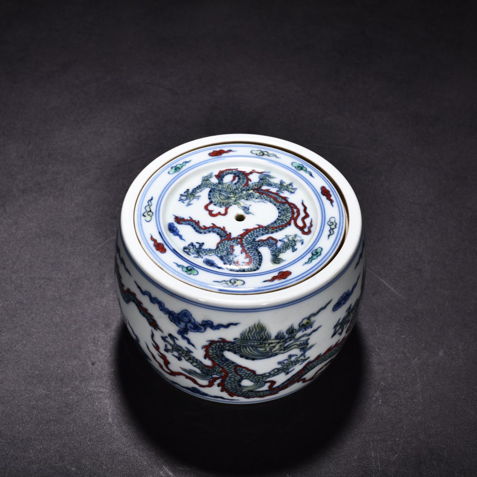 Ming Dynasty Xuande doucai cloud and dragon pattern cricket jar