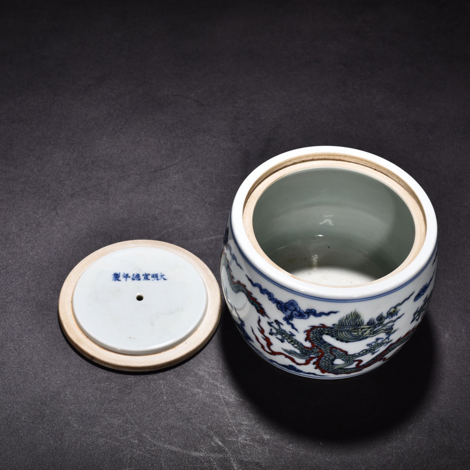 Ming Dynasty Xuande doucai cloud and dragon pattern cricket jar