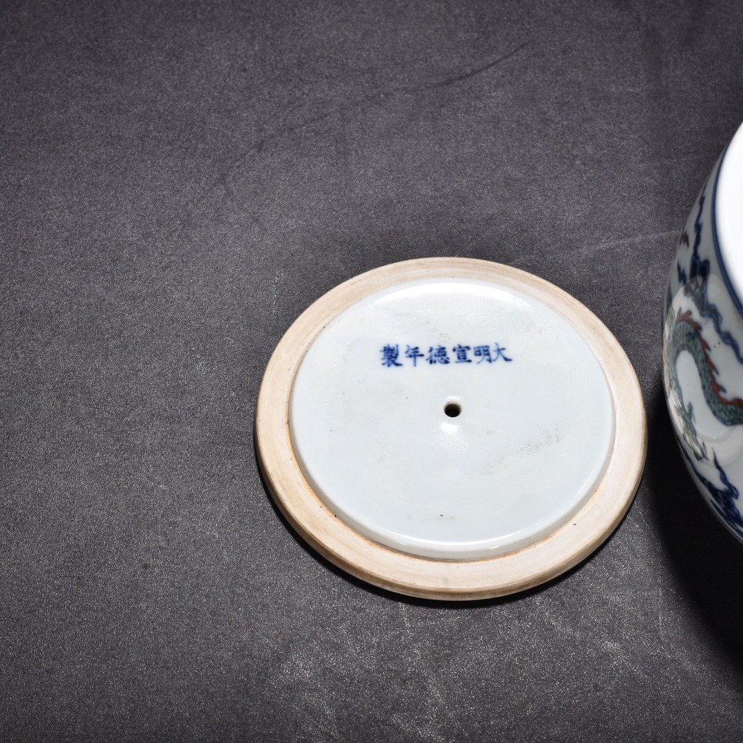 Ming Dynasty Xuande doucai cloud and dragon pattern cricket jar
