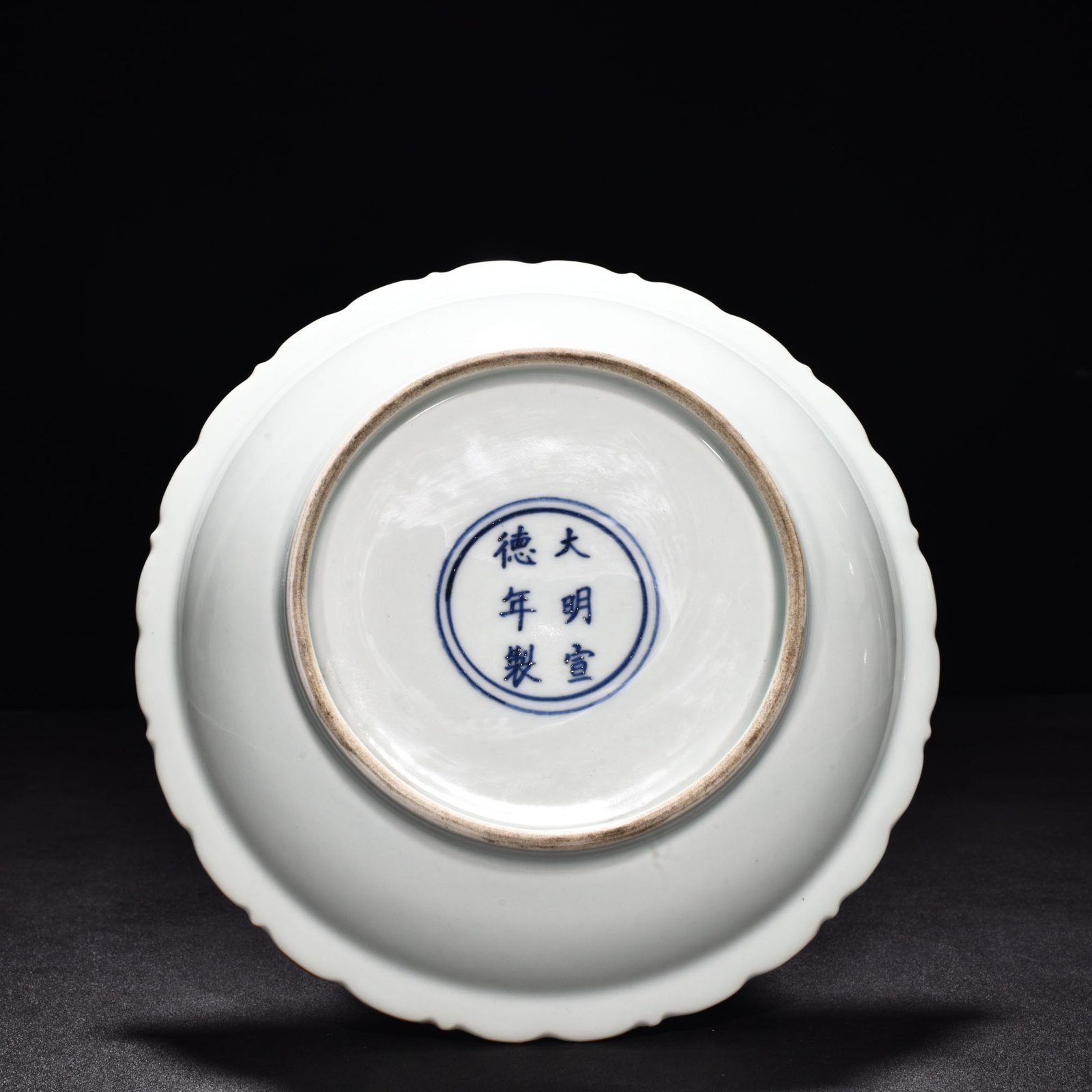 Ming Dynasty Xuande lilac powder painted gold cloud dragon pattern rhombus mouth plate