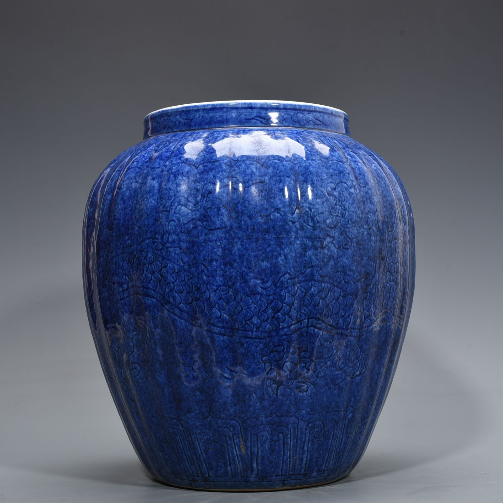 Ming Dynasty Xuande blue glaze engraved dragon pattern melon jar