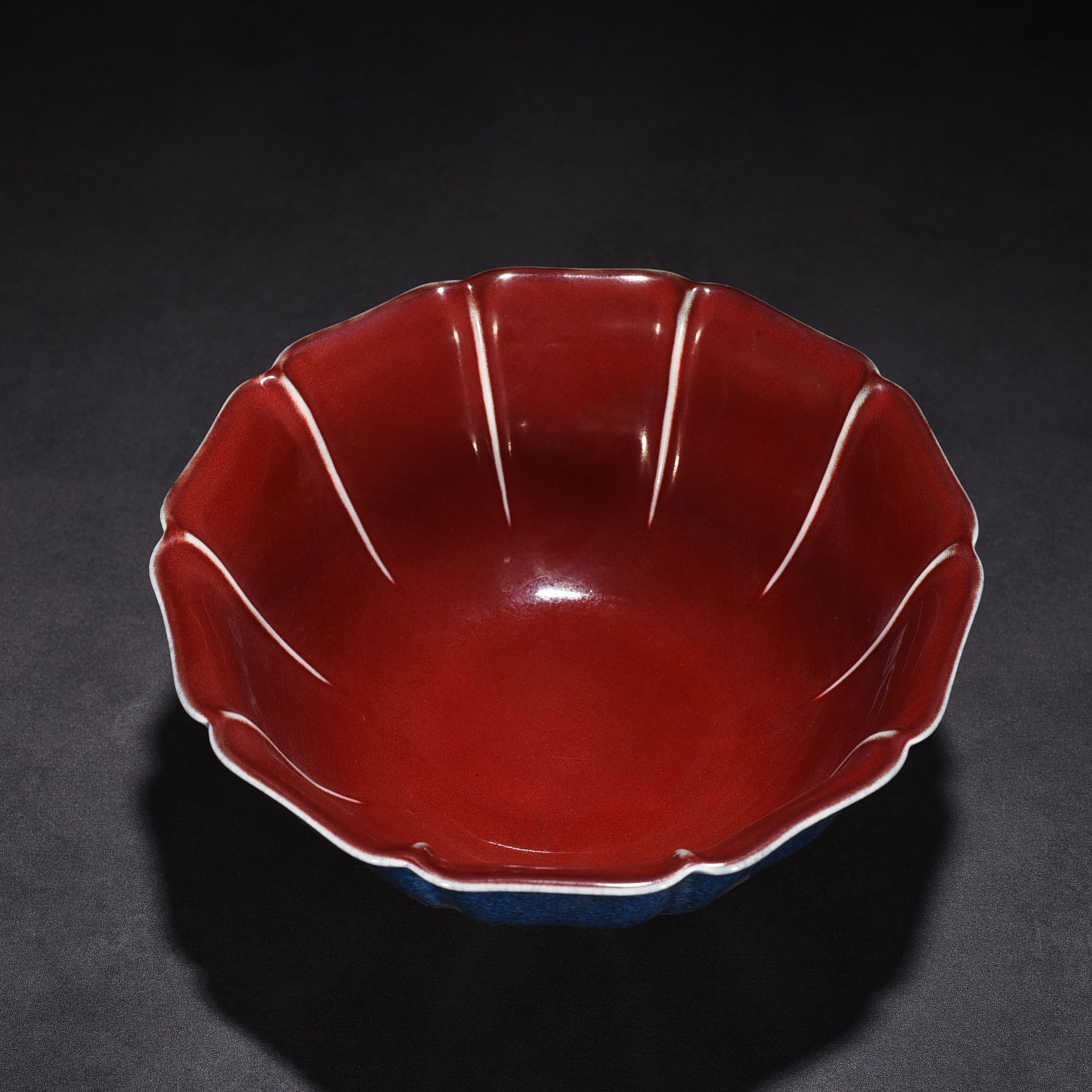 Ming Dynasty Xuande blue glaze sacrificial red sunflower mouth bowl