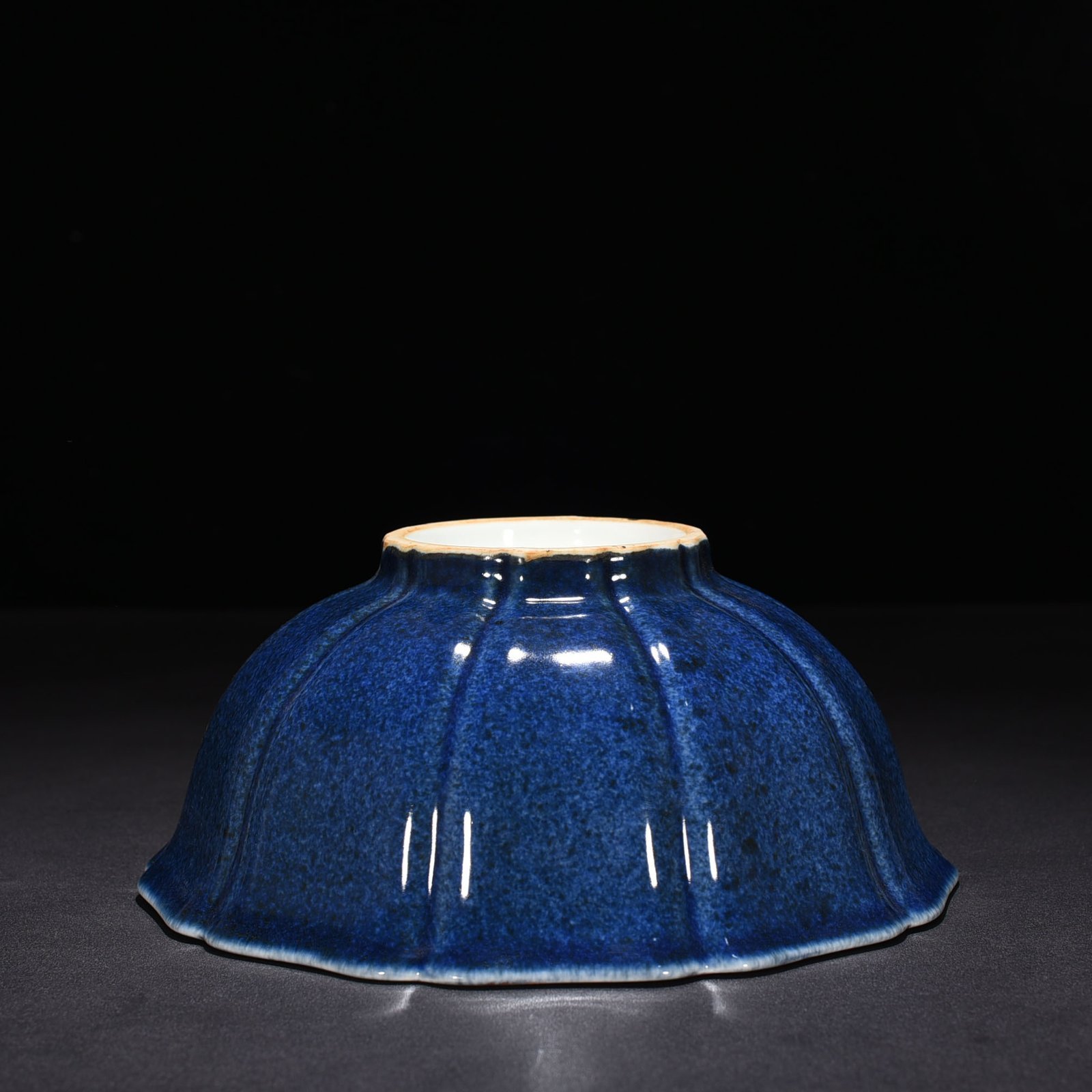 Ming Dynasty Xuande blue glaze sacrificial red sunflower mouth bowl