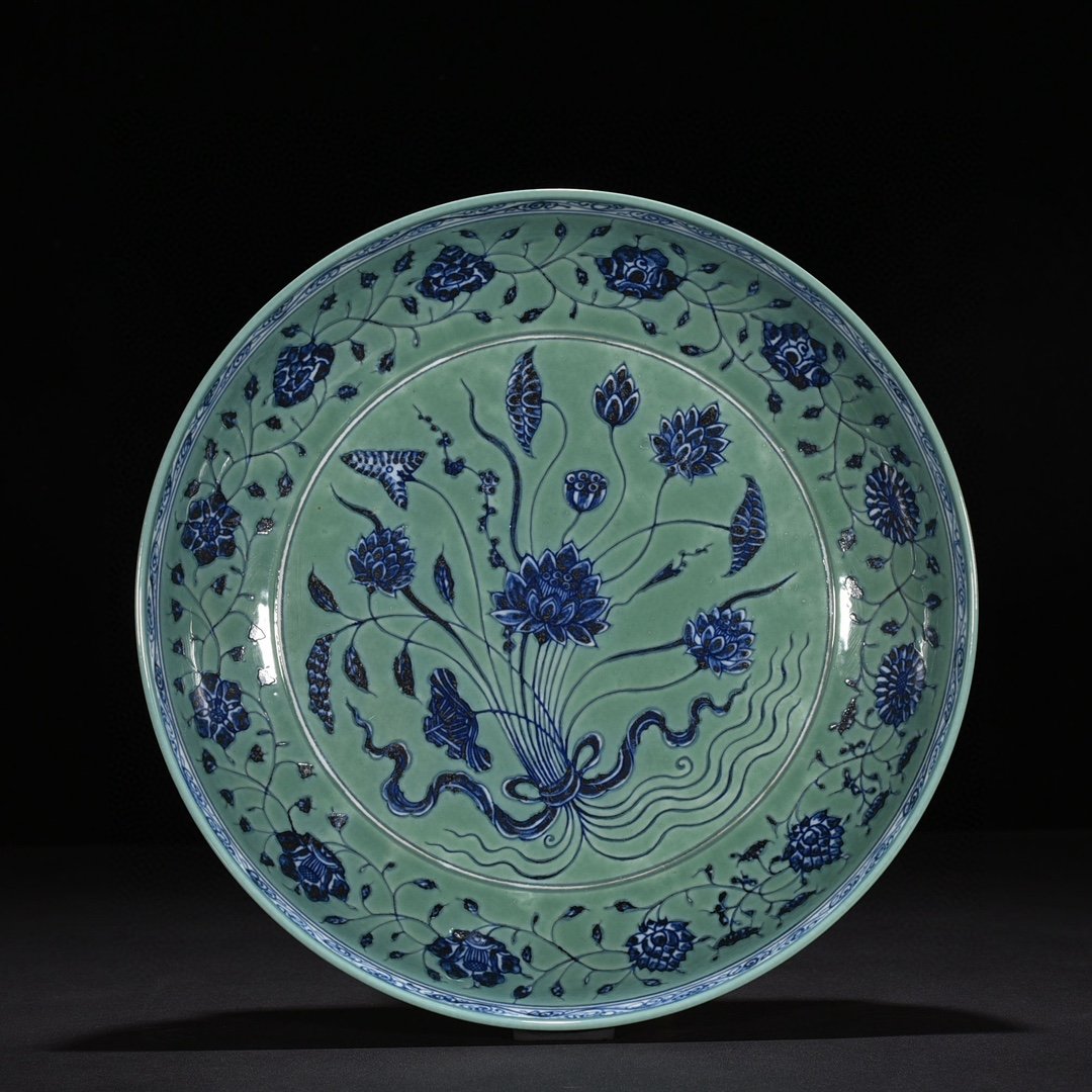 Ming Dynasty Xuande coral green field blue and white bouquet lotus pattern dish