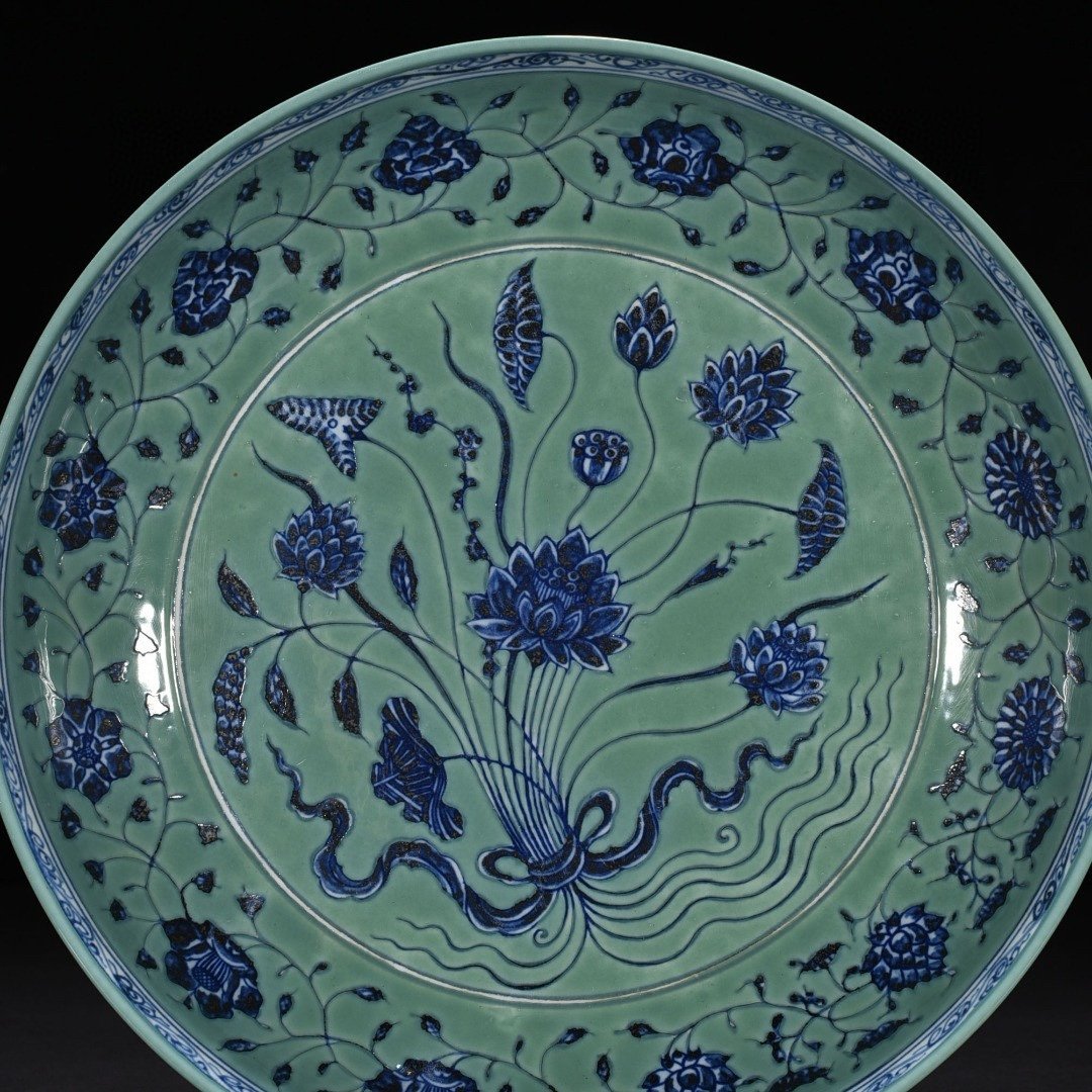 Ming Dynasty Xuande coral green field blue and white bouquet lotus pattern dish
