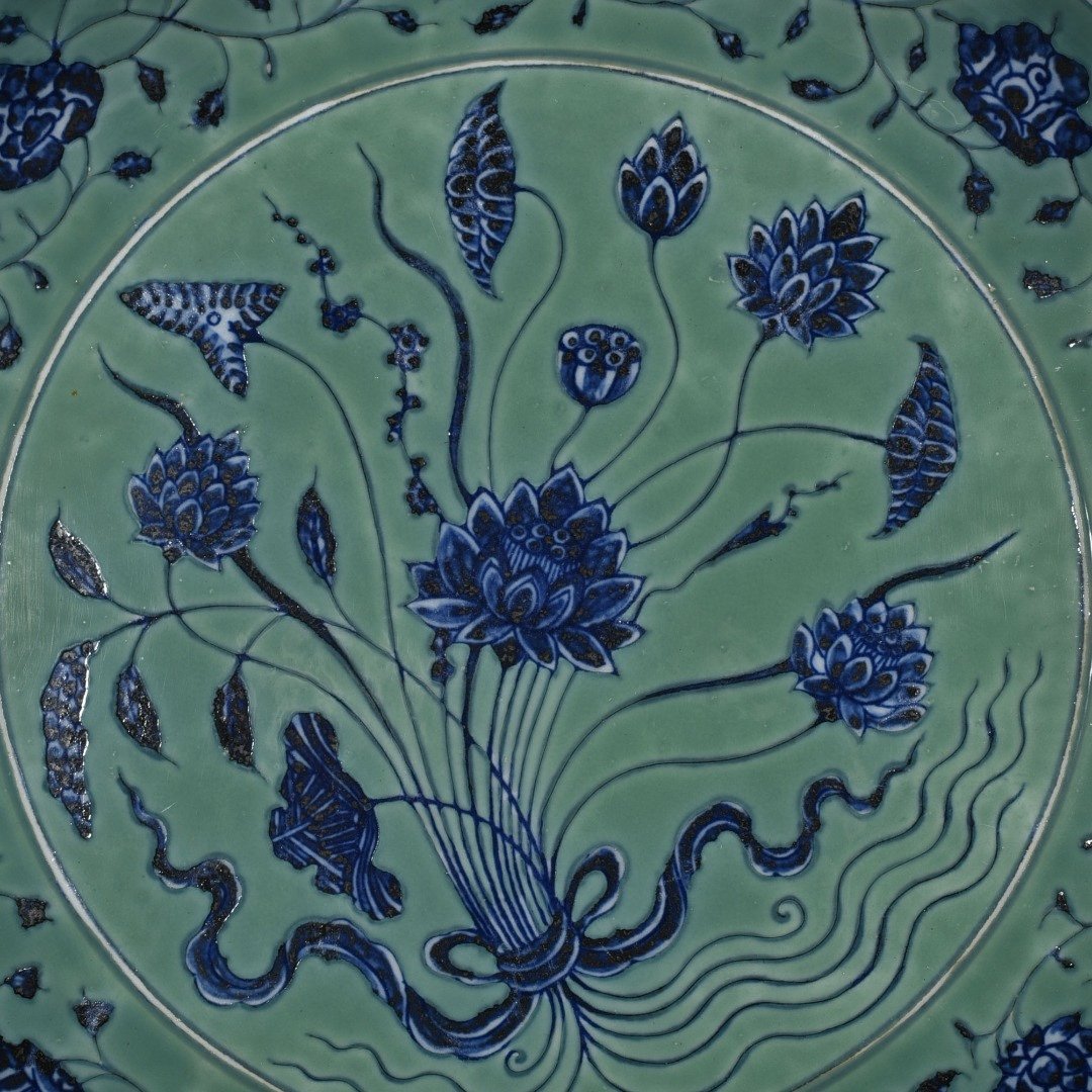 Ming Dynasty Xuande coral green field blue and white bouquet lotus pattern dish