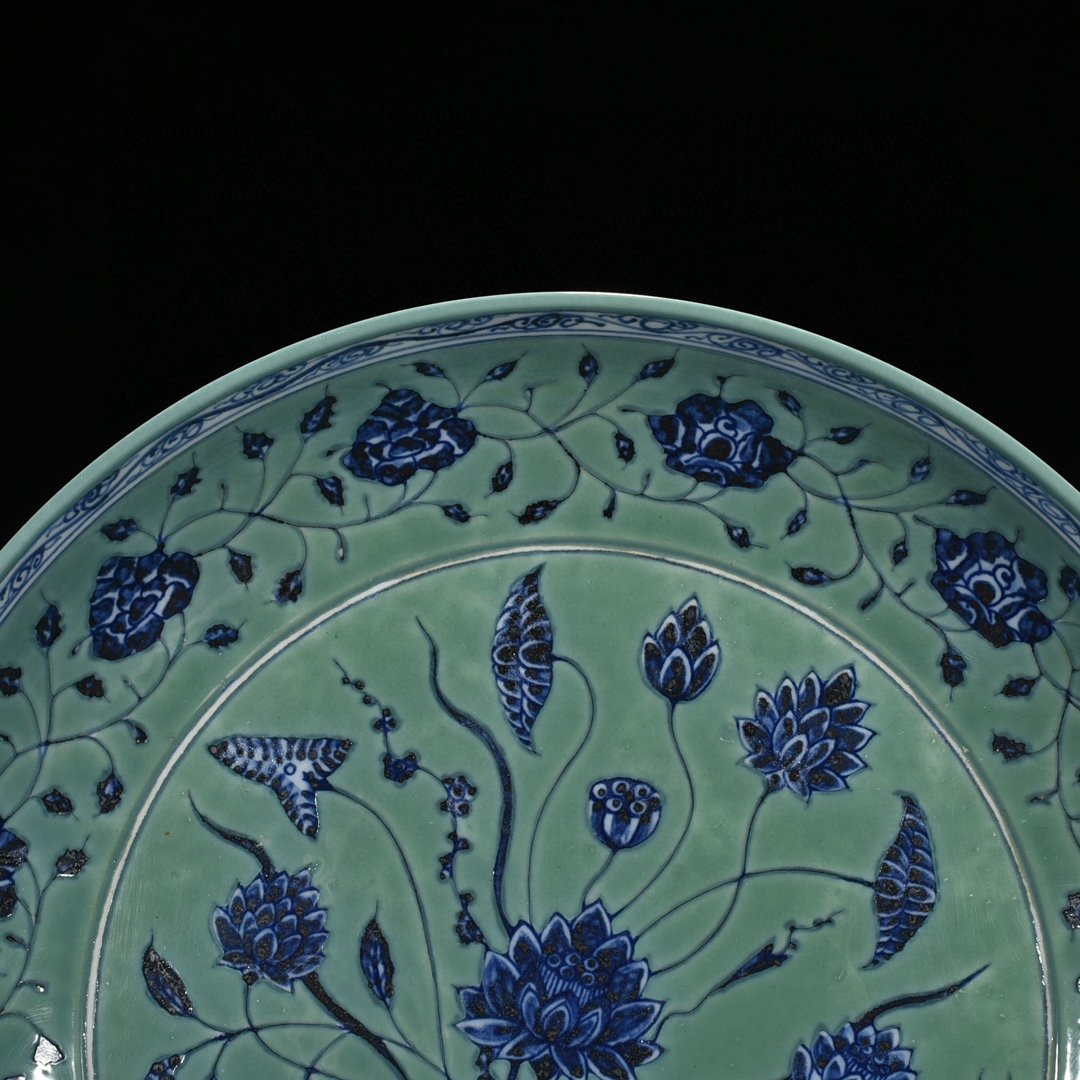 Ming Dynasty Xuande coral green field blue and white bouquet lotus pattern dish
