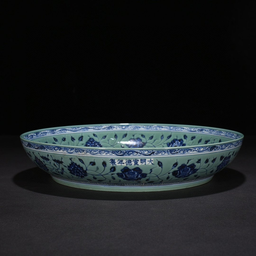 Ming Dynasty Xuande coral green field blue and white bouquet lotus pattern dish