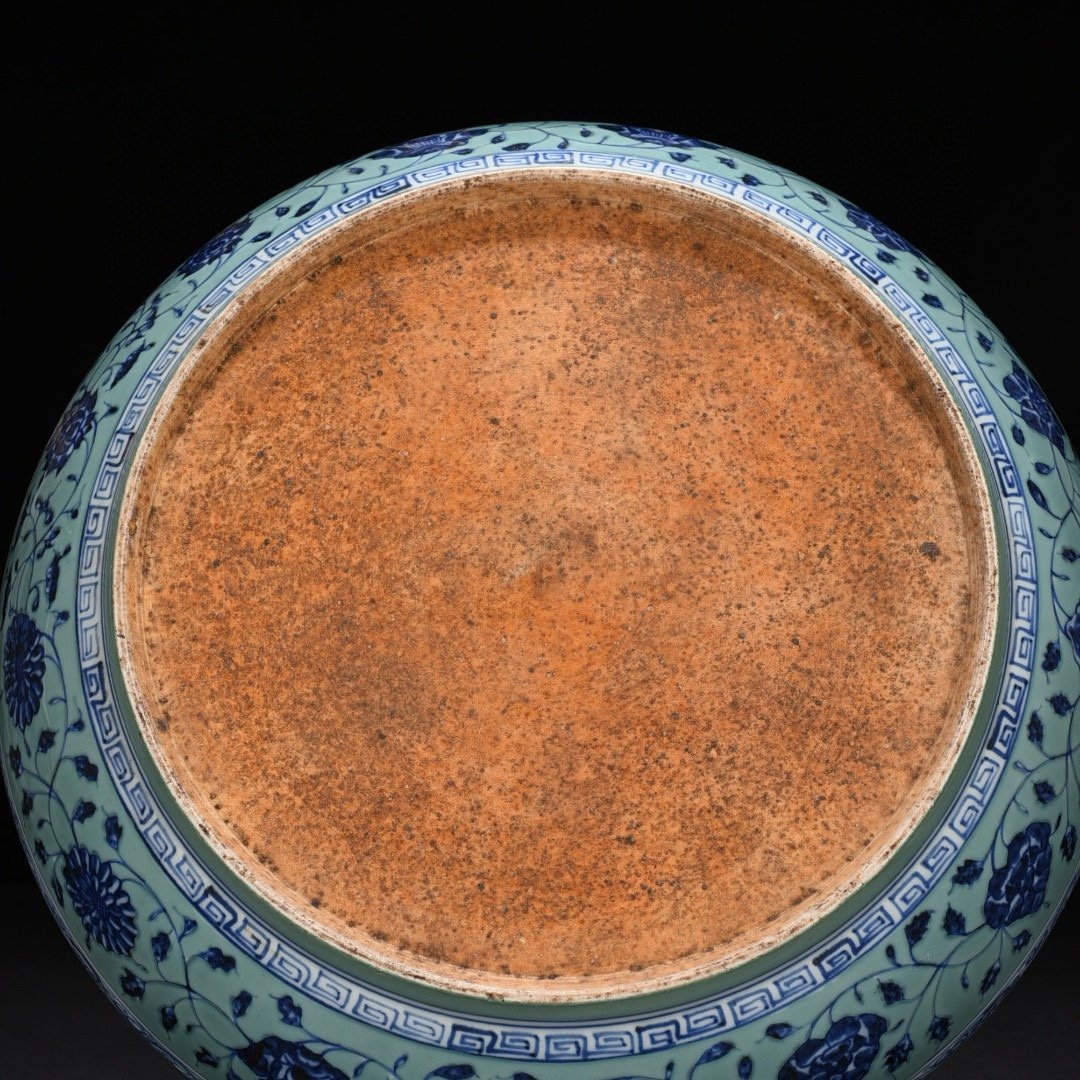 Ming Dynasty Xuande coral green field blue and white bouquet lotus pattern dish