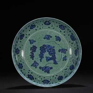 Ming Dynasty Xuande Coral Green Land Blue and White Broken Branch Grape Pattern Plate