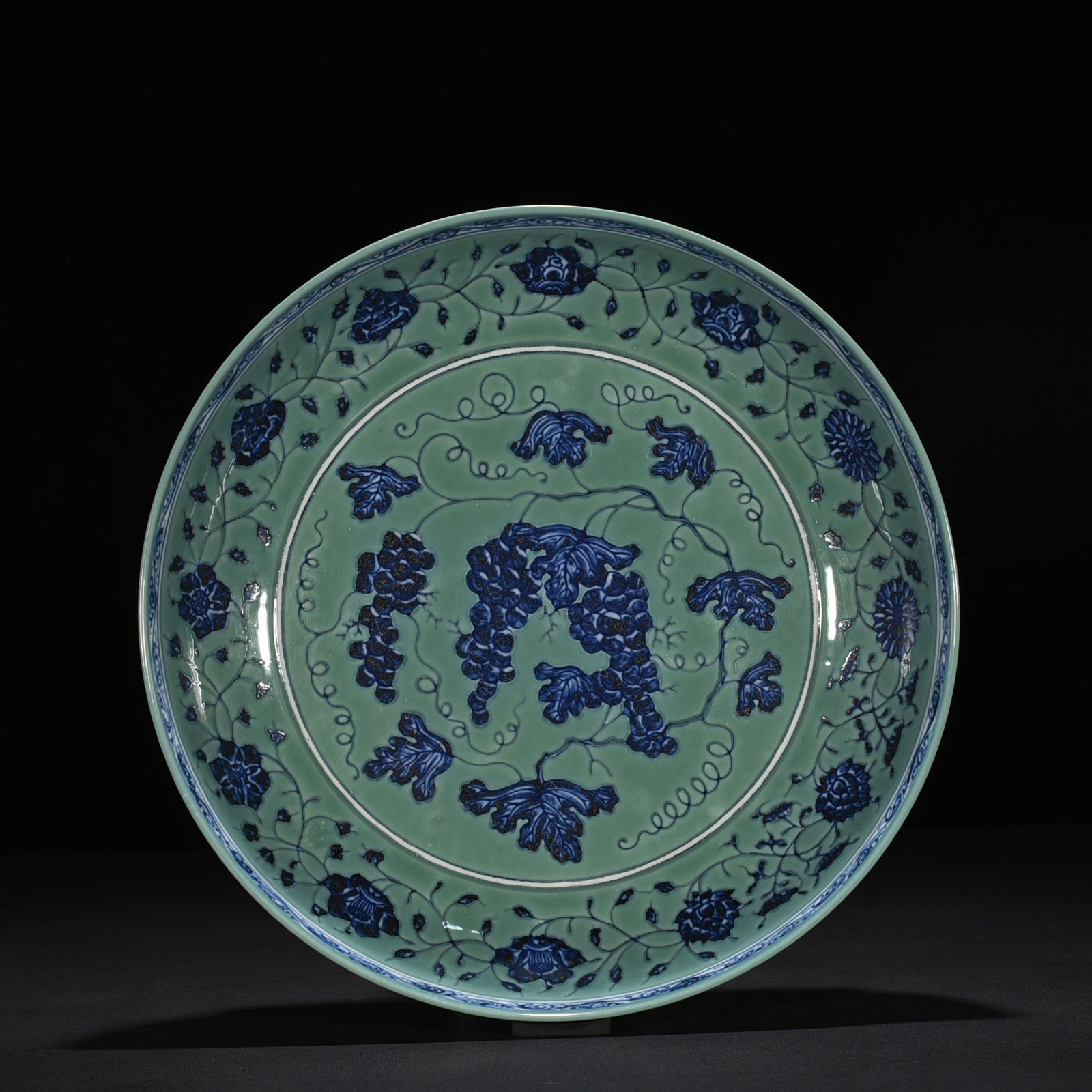 Ming Dynasty Xuande Coral Green Land Blue and White Broken Branch Grape Pattern Plate