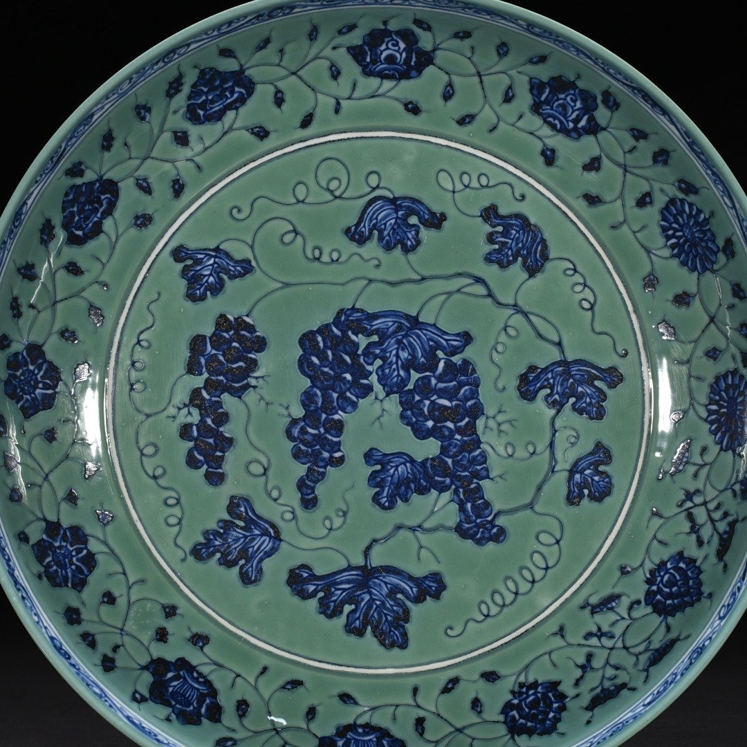 Ming Dynasty Xuande Coral Green Land Blue and White Broken Branch Grape Pattern Plate