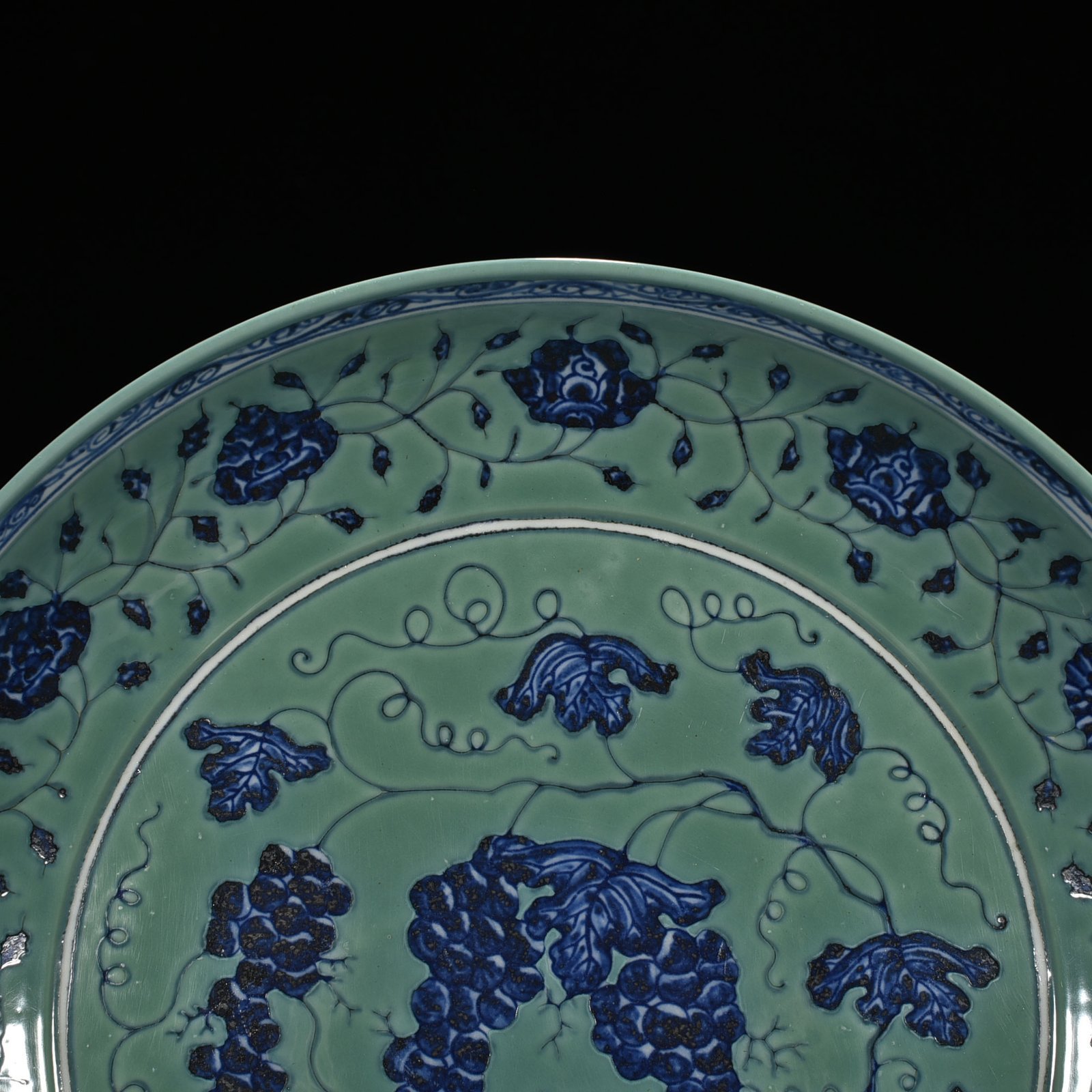 Ming Dynasty Xuande Coral Green Land Blue and White Broken Branch Grape Pattern Plate