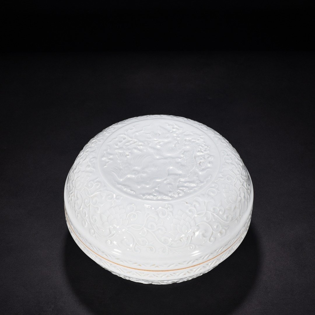 Ming Dynasty Xuande sweet white glaze fruit box with dragon and phoenix patterns