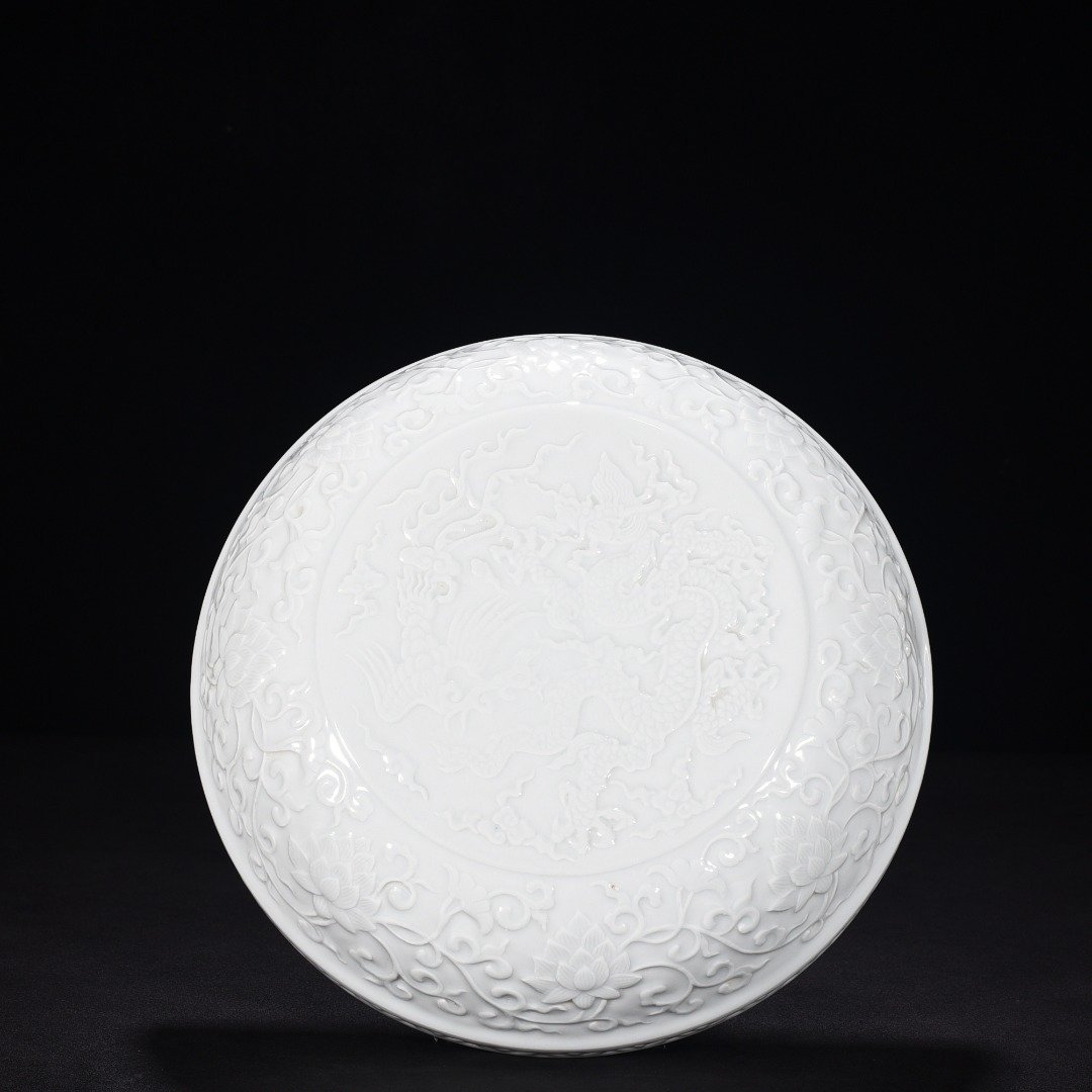 Ming Dynasty Xuande sweet white glaze fruit box with dragon and phoenix patterns