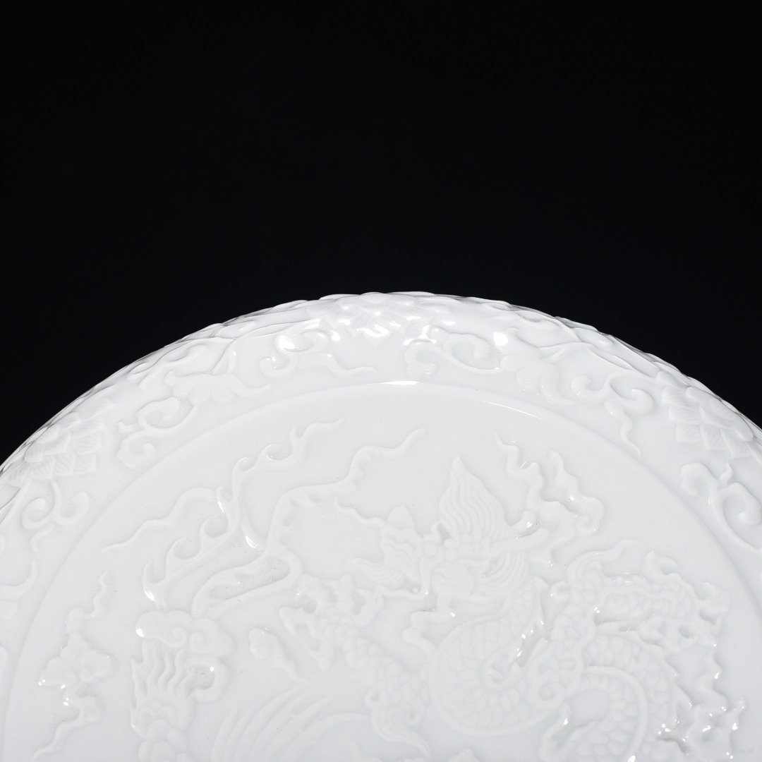 Ming Dynasty Xuande sweet white glaze fruit box with dragon and phoenix patterns