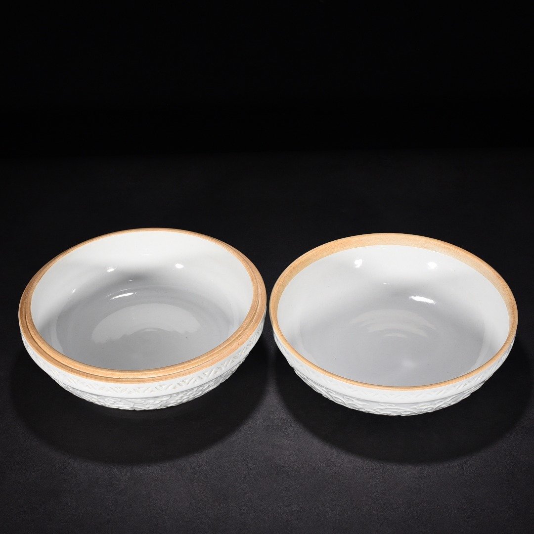 Ming Dynasty Xuande sweet white glaze fruit box with dragon and phoenix patterns