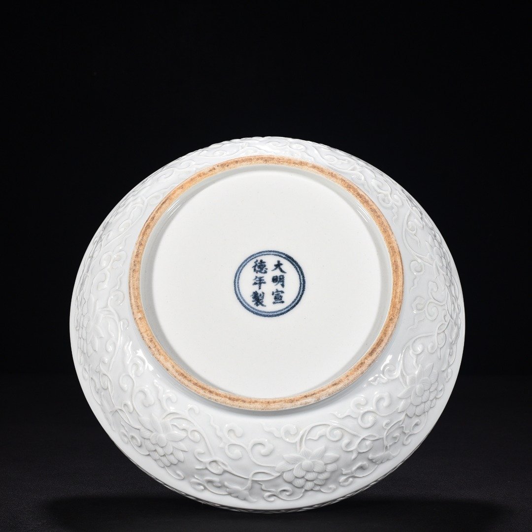 Ming Dynasty Xuande sweet white glaze fruit box with dragon and phoenix patterns