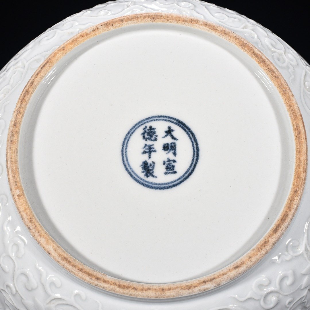 Ming Dynasty Xuande sweet white glaze fruit box with dragon and phoenix patterns