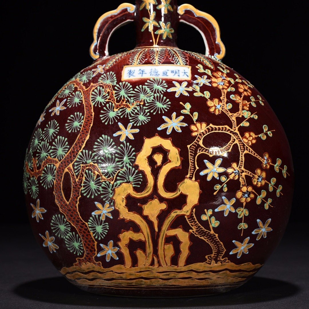 Ming Dynasty Xuande Festival red-glazed flat vase with gold pine