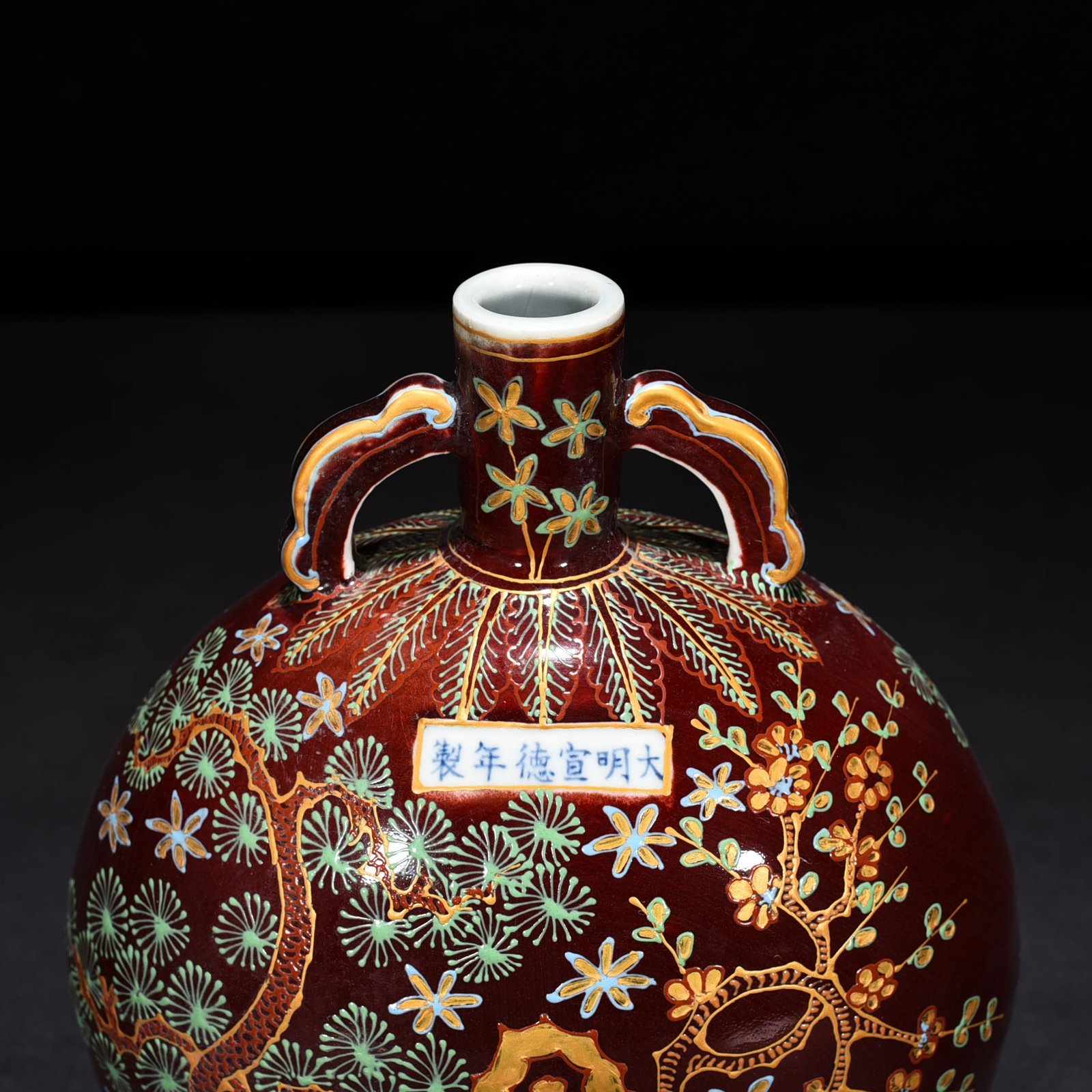 Ming Dynasty Xuande Festival red-glazed flat vase with gold pine