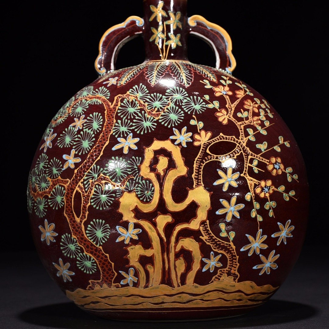 Ming Dynasty Xuande Festival red-glazed flat vase with gold pine