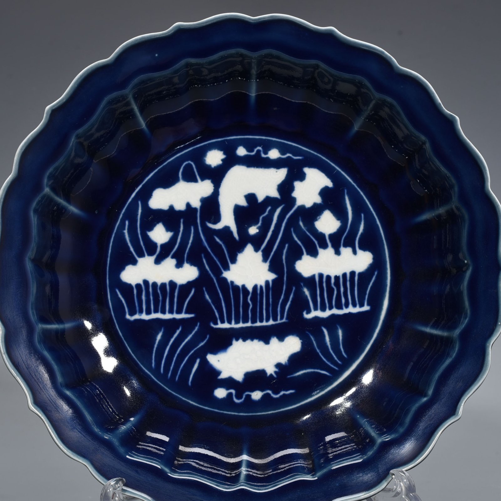 Ming Dynasty Xuande Festival blue glaze engraved fish and algae folding plate