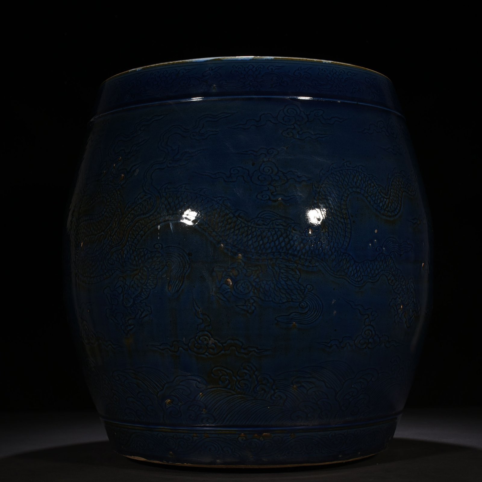 Ming Dynasty Xuande Festival blue glaze engraved cloud and dragon pattern scroll vat