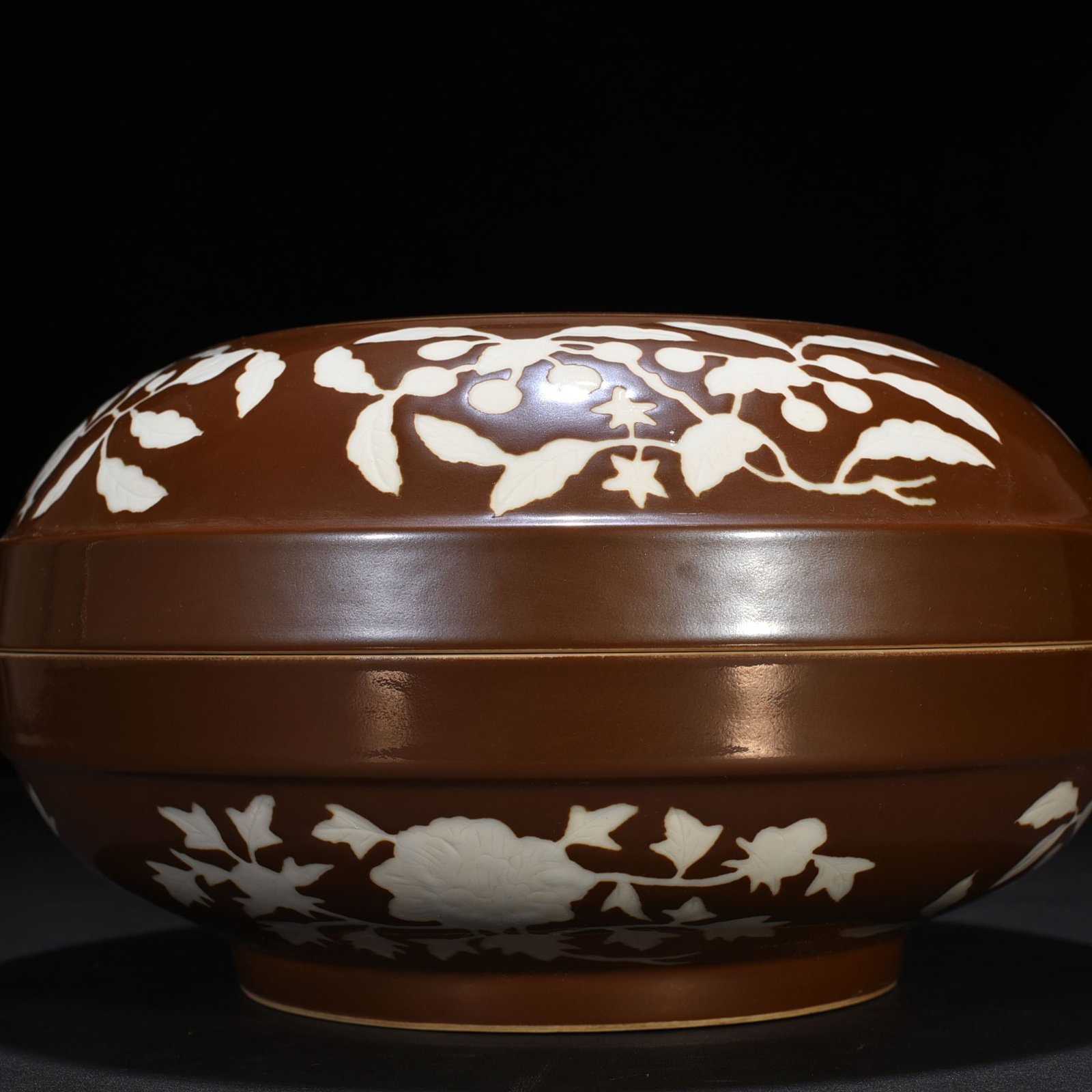 Ming Dynasty Xuande purple gold glaze carved lychee flower and bird pattern fruit box