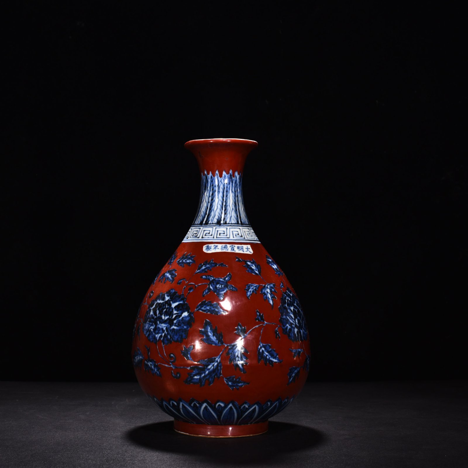 Ming Dynasty Xuande red ground blue and white flower pattern jade pot