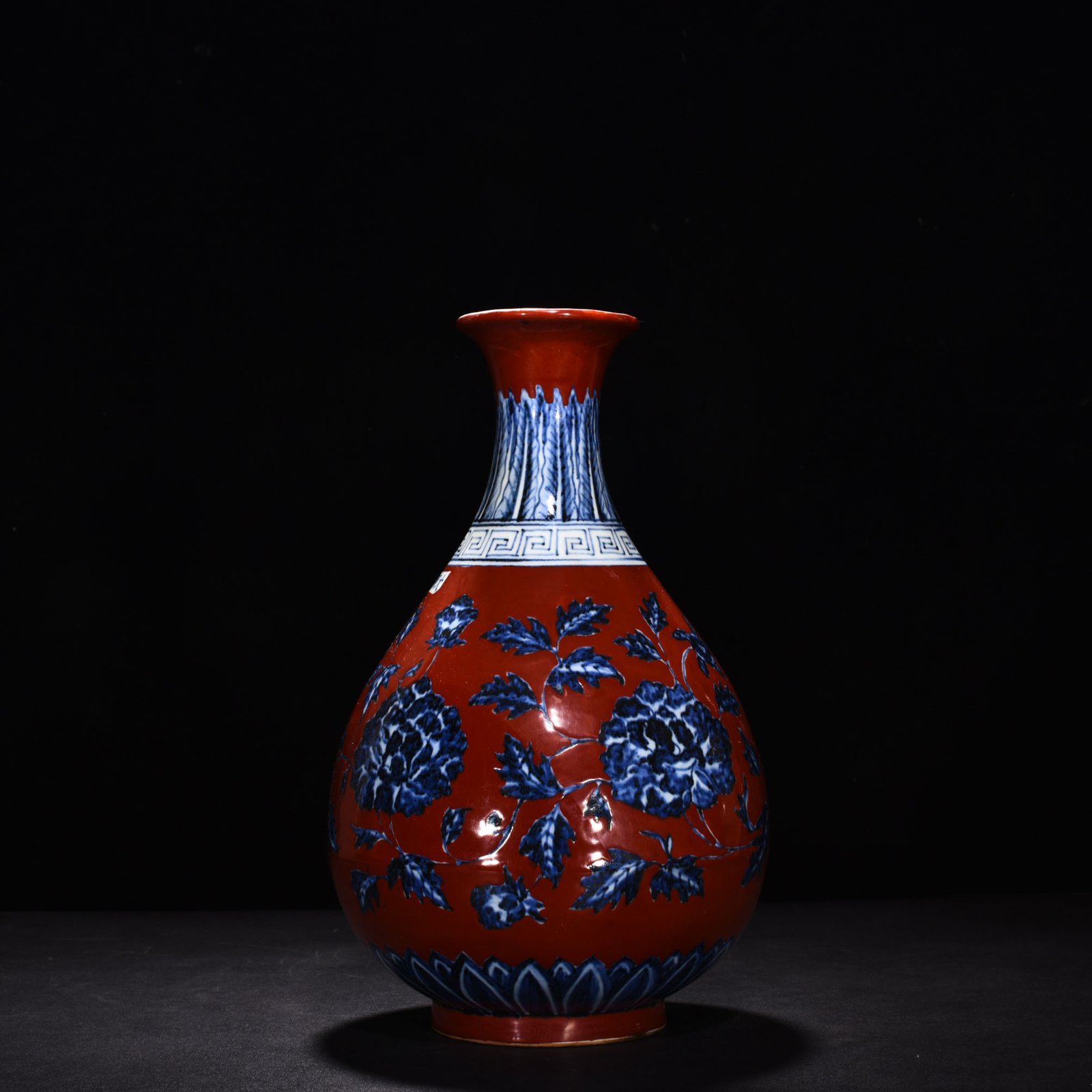Ming Dynasty Xuande red ground blue and white flower pattern jade pot