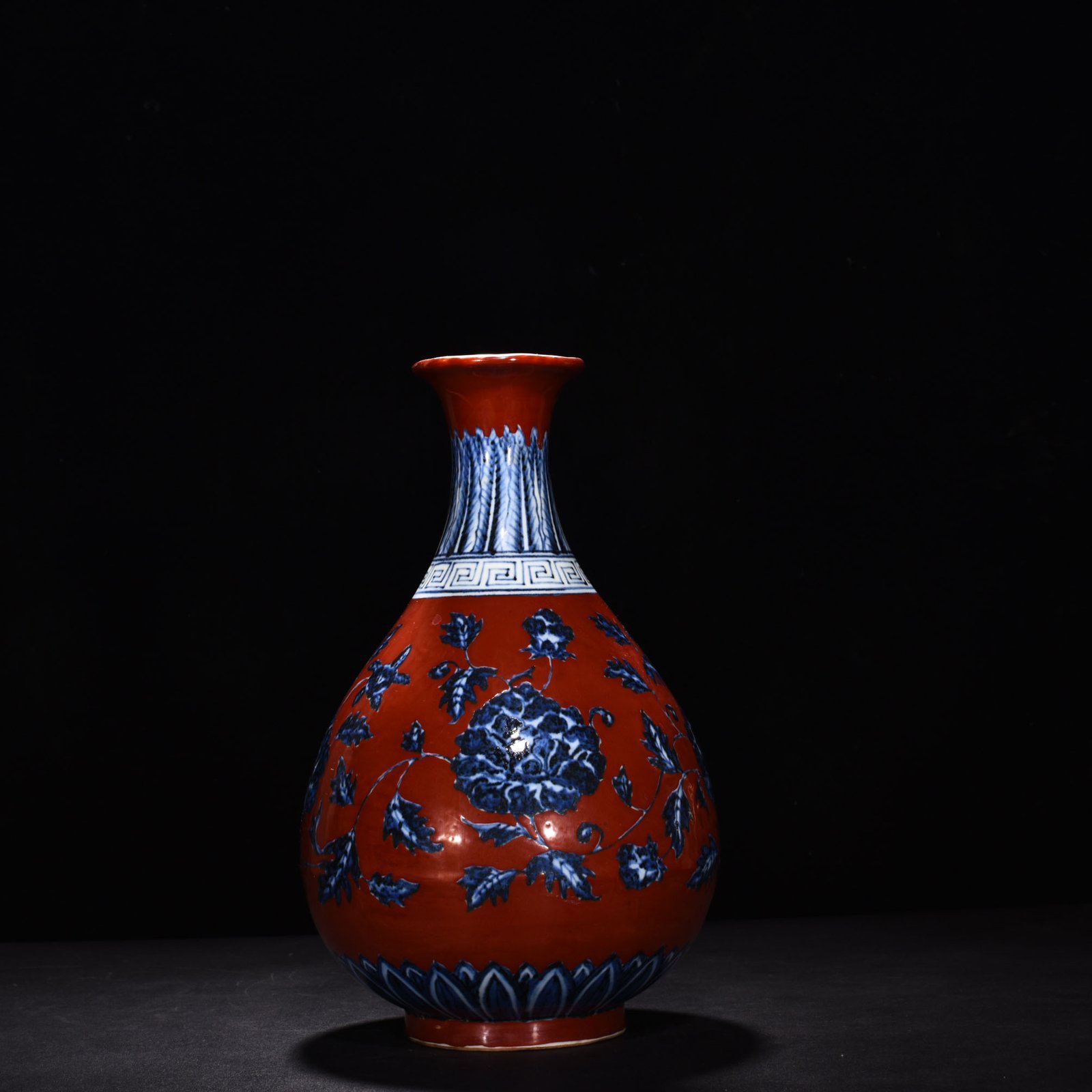 Ming Dynasty Xuande red ground blue and white flower pattern jade pot
